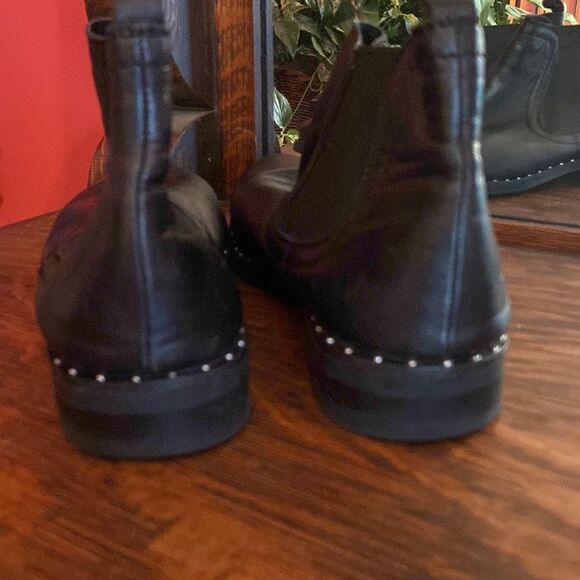 Steve Madden size 7, black leather ankle boots, with silver studs around bottom - Picture 5 of 8